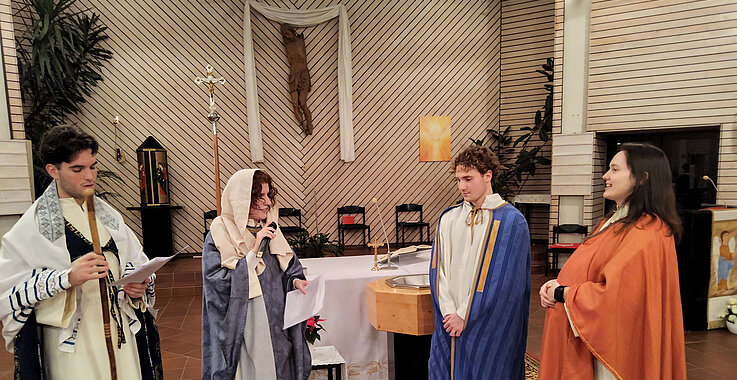 Bei der Probe: Maria und Josef bei Elisabeth und Zacharias beim Weihnachtsspiel in St. Markus.