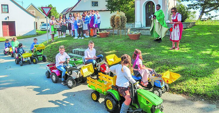 Kindertraktoren folgten erstmals bei der Prozession mit Pater Sabu und vielen Gläubigen der Erntekrone von der Marienkapelle zur Kirche Katzelsdorf bei Bernhardsthal. 