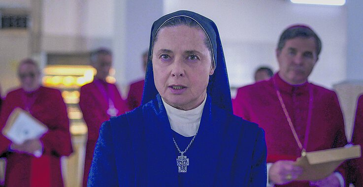 Isabella Rossellini beeindruckt in ihrer Darstellung der Ordensfrau Schwester Agnes, die mutig ihre Stimme gegen einen skrupellosen Kardinal erhebt.