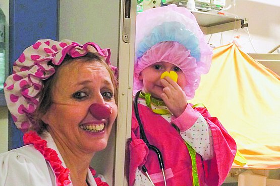 Im Einsatz: Verena Vondrak als therapeutische Clownin im Sankt Anna Kinderspital.