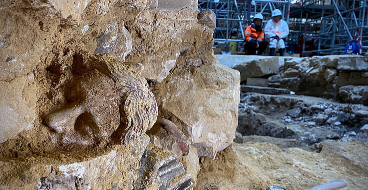 Während des Wiederaufbaus von Notre Dame kamen Entdeckungen ans Licht, die einer Sensation gleichen: Bei Grabungen im Boden wurden Teile und Skulpturen des gotischen Lettners, der kunstvollen Trennwand zwischen Chor und Langhaus, geborgen.