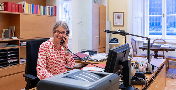 Eine Frage der Zeit: Corinna Turner koordiniert Tag für Tag den Terminkalender eines „Spitzenmanagers“.