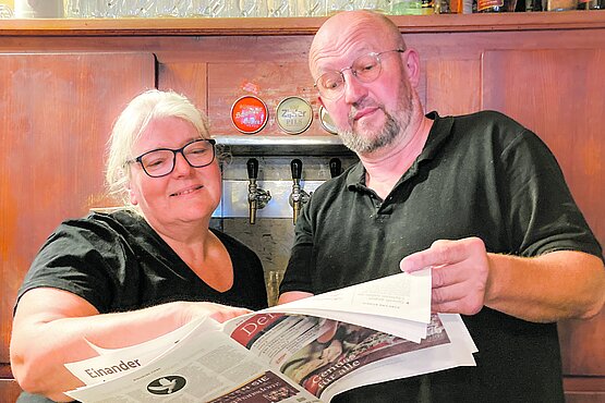 Barbara und Gerhard Müller mit dem SONNTAG in der historischen Schank. 