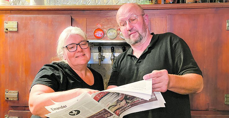 Barbara und Gerhard Müller mit dem SONNTAG in der historischen Schank. 