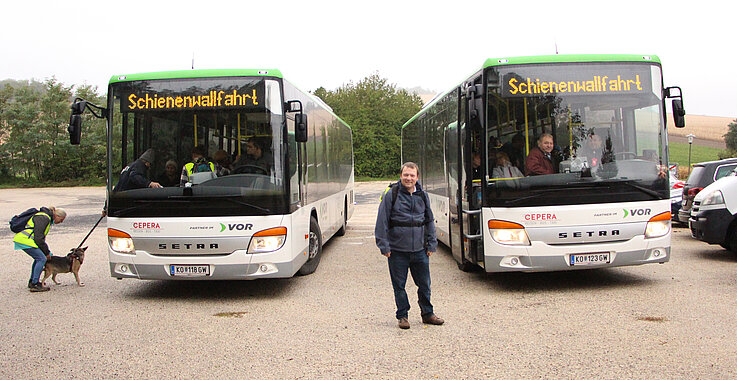 Die Schuttlebusse brachten die Wallfahrt-Teilnehmer von der Wallfahrtskirche zurück zum Bahnhof. 