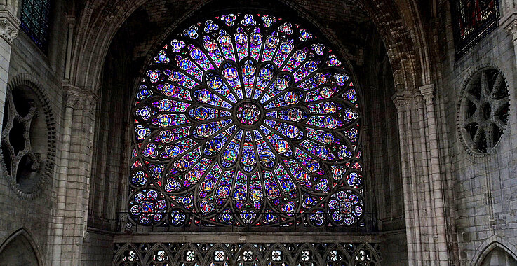 Das strahlende Herz von Notre-Dame: Das große Rosettenfenster, ein Meisterwerk gotischer Glaskunst aus dem 13. Jahrhundert, überstand den verheerenden Brand von 2019 unbeschadet.