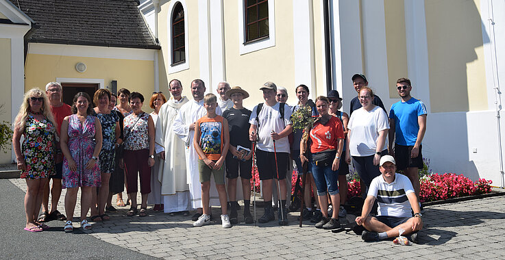 Weihbischof Turnovszky mit Jugendlichen auf Pilgertagen. KW34/2024