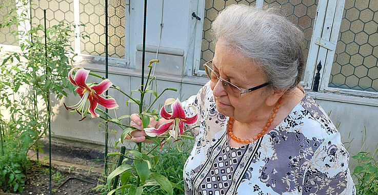 Schöpfungsverantwortung konkret: Traude Gallhofer im Garten des Franziskanerklosters in der Wiener Innenstadt. Am 19. September wird sie 80 Jahre alt.