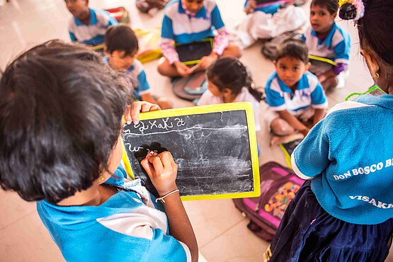 In Visakhapatnam im Südosten Indiens bieten die Salesianer Don Boscos benachteiligten Kindern eine Ausbildung. 