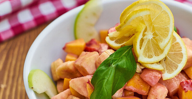 Ein Obstsalat erfrischt vor allem im Sommer. 