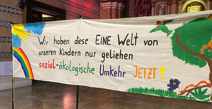 Ein Plakat in der Kirche St. Johann Nepomuk.