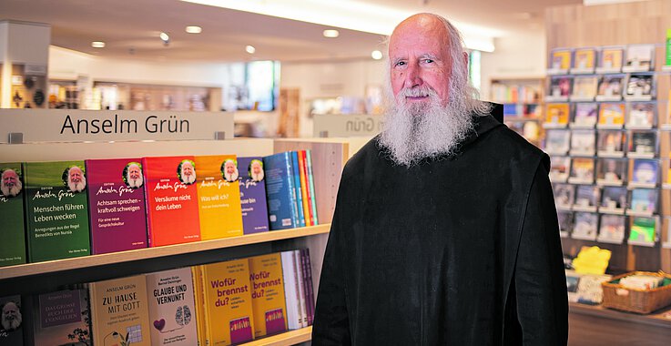 Pater Anselm Grün ist der erfolgreichste spirituelle Autor im deutschen Sprachraum. Die Gesamtauflage seiner Werke beträgt weltweit über 20 Millionen Bücher.