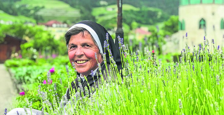 Schwester Mirjam Volgger kennt sich mit Kräutern aus. 