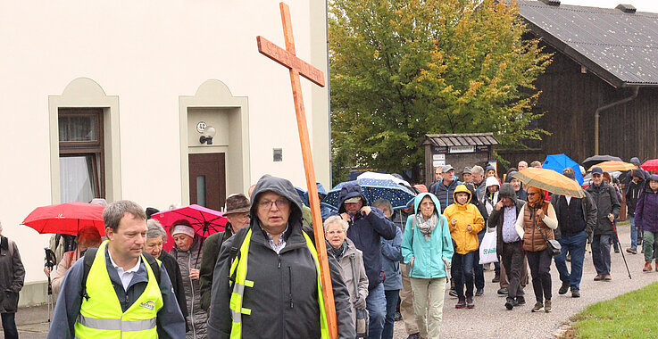 Abmarsch vom Bahnhof Ernstbrunn zur Pfarrkirche. 