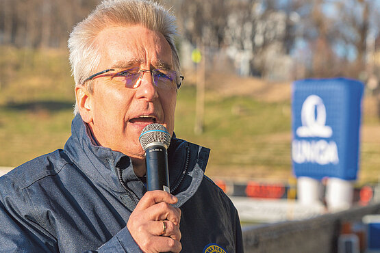 Erwin Gruber mit Mikrofon in der Hand