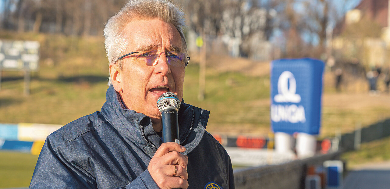 Erwin Gruber mit Mikrofon in der Hand