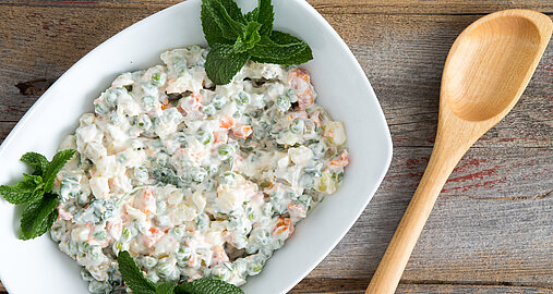 Französischer Salat lässt sich im Vorab vorbereiten. 