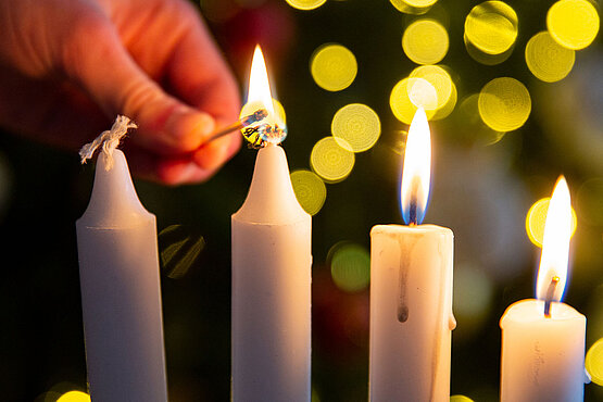 3 angezündete Adventkerzen