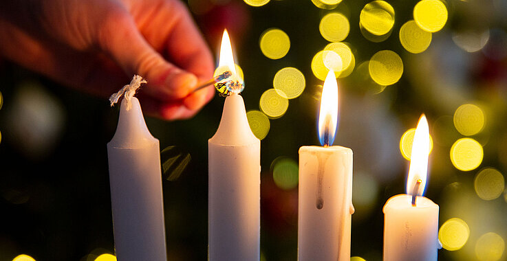 3 angezündete Adventkerzen