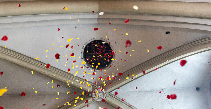 Blüten regnen vom Kirchengewölbe der Michaelerkirche herab.