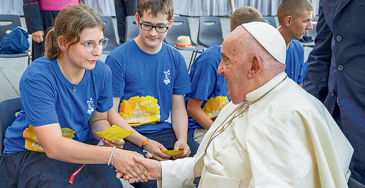 Sophie Kaufmann hält Hand von Papst Franziskus.