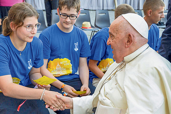 Sophie Kaufmann hält Hand von Papst Franziskus.