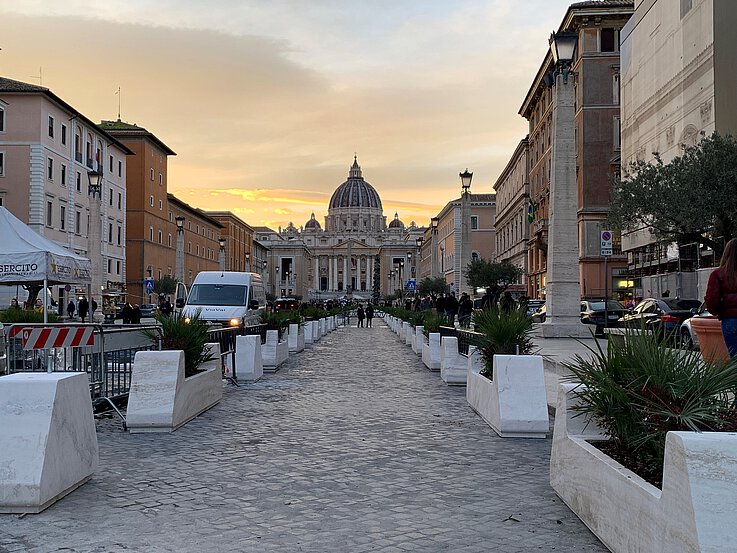 Blick von der Via della Conciliazione in Richtung Petersplatz.