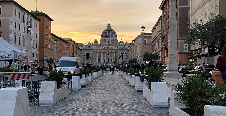 Blick von der Via della Conciliazione in Richtung Petersplatz.