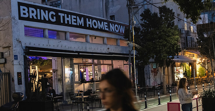 "BRING THEM HOME NOW": Viele Geiseln aus Israel sind bis heute vermisst. 