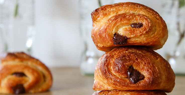 Pain au Chocolat ist eine französische Mehlspeise mit einem weichen Schokoladenkern. 