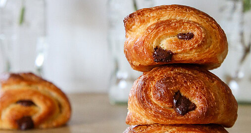 Pain au Chocolat ist eine französische Mehlspeise mit einem weichen Schokoladenkern. 