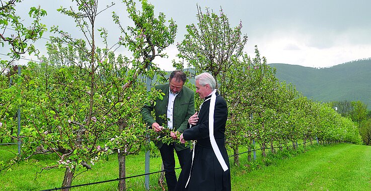 Sorge: Peter Frei und Herr Elias beim Rundgang im Obstgarten.