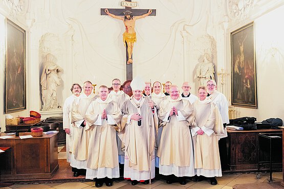 Die sechs Neuen: Kardinal Christoph Schönborn mit den neuen Ständigen Diakonen Brian Hagerty, Roman Temper, Helmut Hüttl, Michael Niemeck, Franz Tragner und Friedrich Meisner.