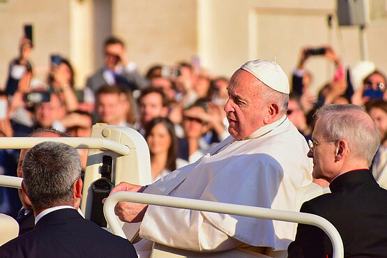 Der Gesundheitszustand von Papst Franziskus ist laut Vatikan weiterhin kritisch. 