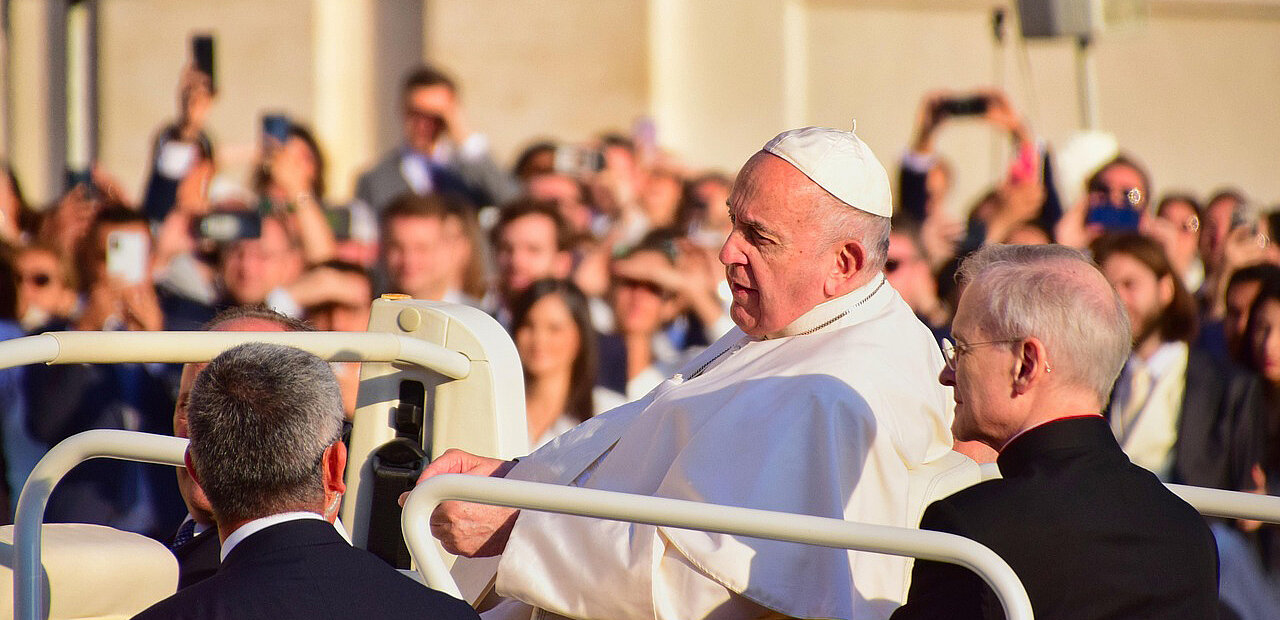 Der Gesundheitszustand von Papst Franziskus ist laut Vatikan weiterhin kritisch. 