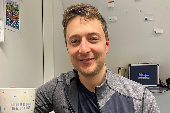 Fastentee im katholischen Häferl – Fritz Jergitsch, Chefredakteur der Tagespresse, ist aber bekennender Agnostiker.