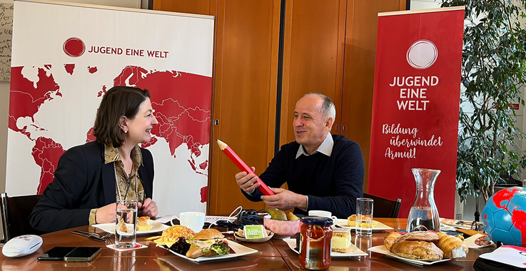 Sophie Lauringer und Lothar Wagner bei der Podcastaufnahme. Lothar Wagner hat einen großen Bleistift in der Hand.