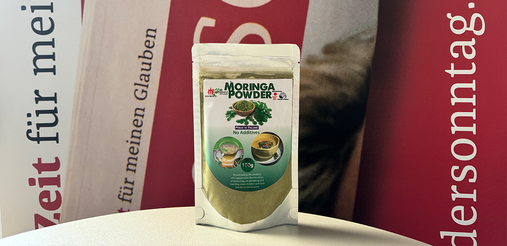 Eine Packung Moringa-Pulver