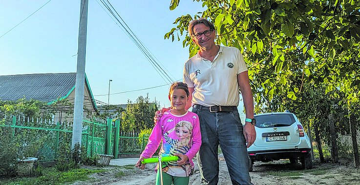 Markus Inama, Vorstandsmitglied der Concordia Sozialprojekte, hat einen Tretroller für Ilinca mitgebracht.