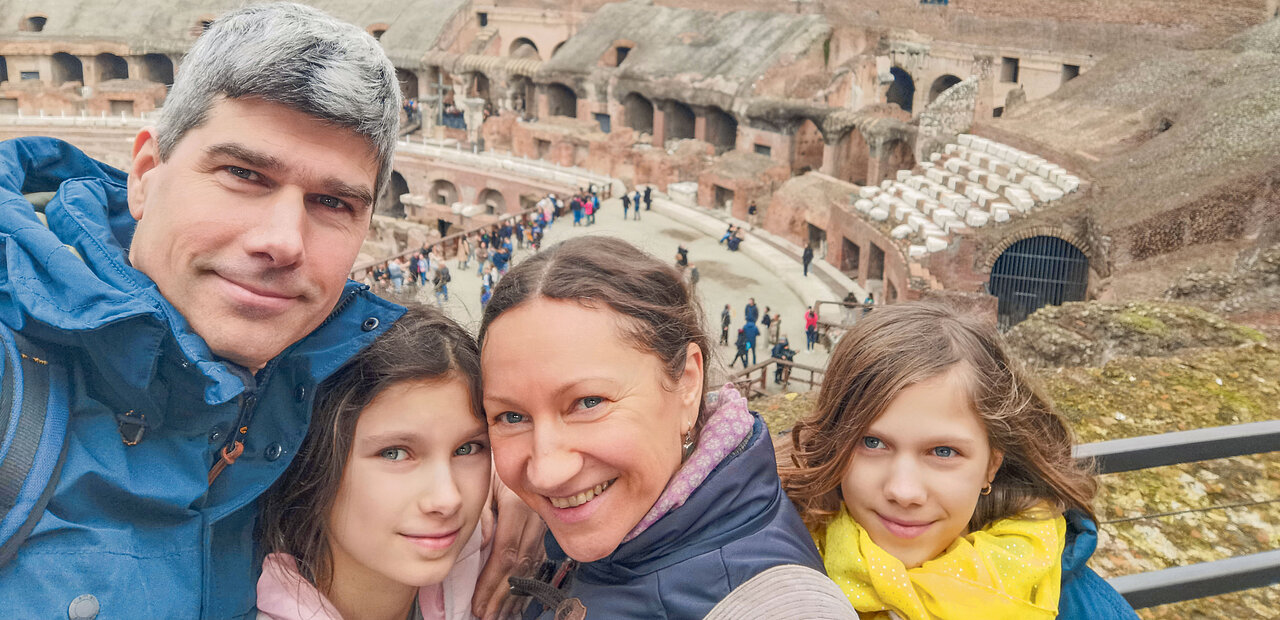 Markus Schinner mit seiner Frau und zwei Töchtern