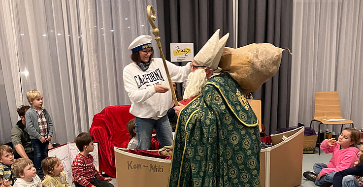 Der Nikolaus besucht die Kinder im FranZ. 