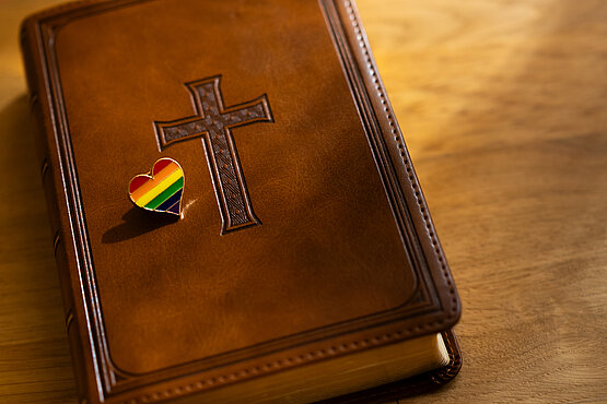Für queerfreundliche Kirchen gibt es seit kurzem das "a+o"-Zertifikat. 
