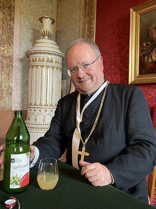 Propst Anton Höslinger verkostete in der Sonntags-Jause den Apfelsaft des Stift Klosterneuburg. 