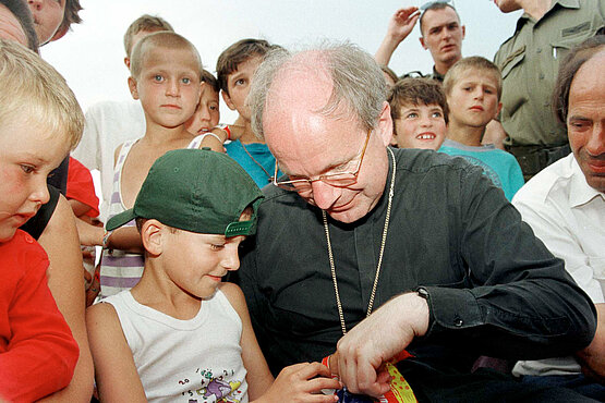 Kardinal Christoph Schönborn im Flüchtlingscamp in Shkodra (Albanien). 