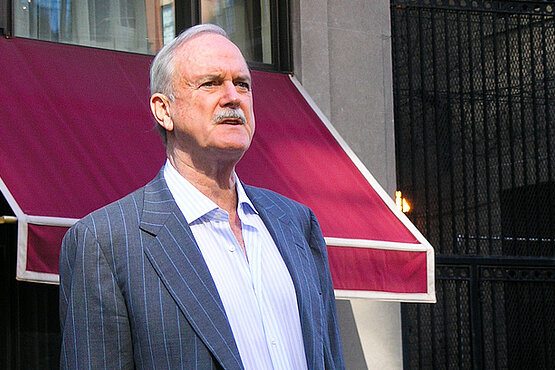 John Cleese sagt: "Die Woken versuchen, das Lachen in der Welt einzuschränken".