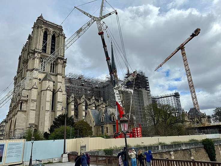 Kathedrale Notre-Dame de Paris mit Baukränen.