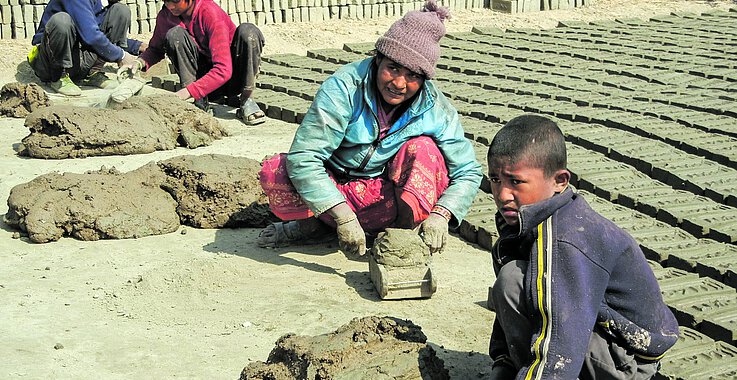 Viele Kinder in Nepal müssen in der Ziegelproduktion arbeiten. 