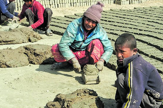 Viele Kinder in Nepal müssen in der Ziegelproduktion arbeiten. 