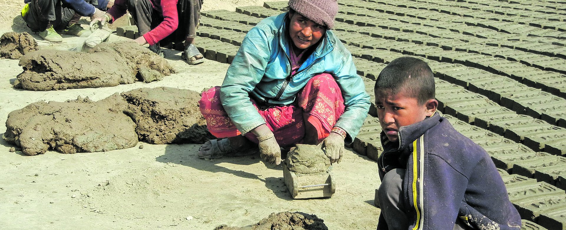 Viele Kinder in Nepal müssen in der Ziegelproduktion arbeiten. 