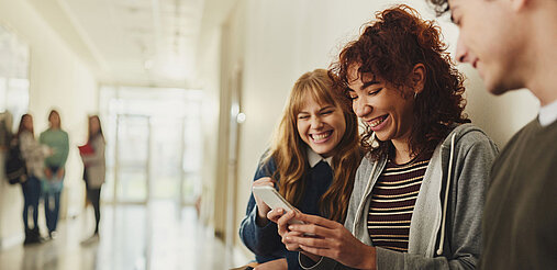 Schüler lachen auf Flur